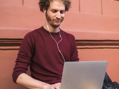 young-man-using-laptop-4RG63QJ-e1627959920670.jpg